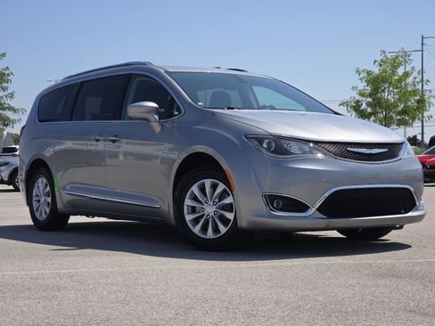 Used 2018 Chrysler Pacifica Touring-L w/ Premium Audio Group FWD image 2