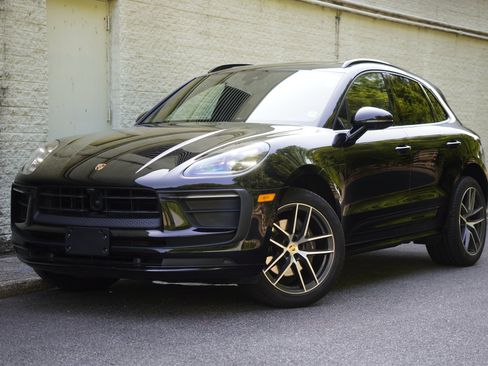 Used 2024 Porsche Macan AWD/4WD image 2