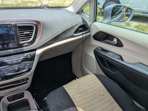 Used 2019 Chrysler Pacifica Limited FWD image 14