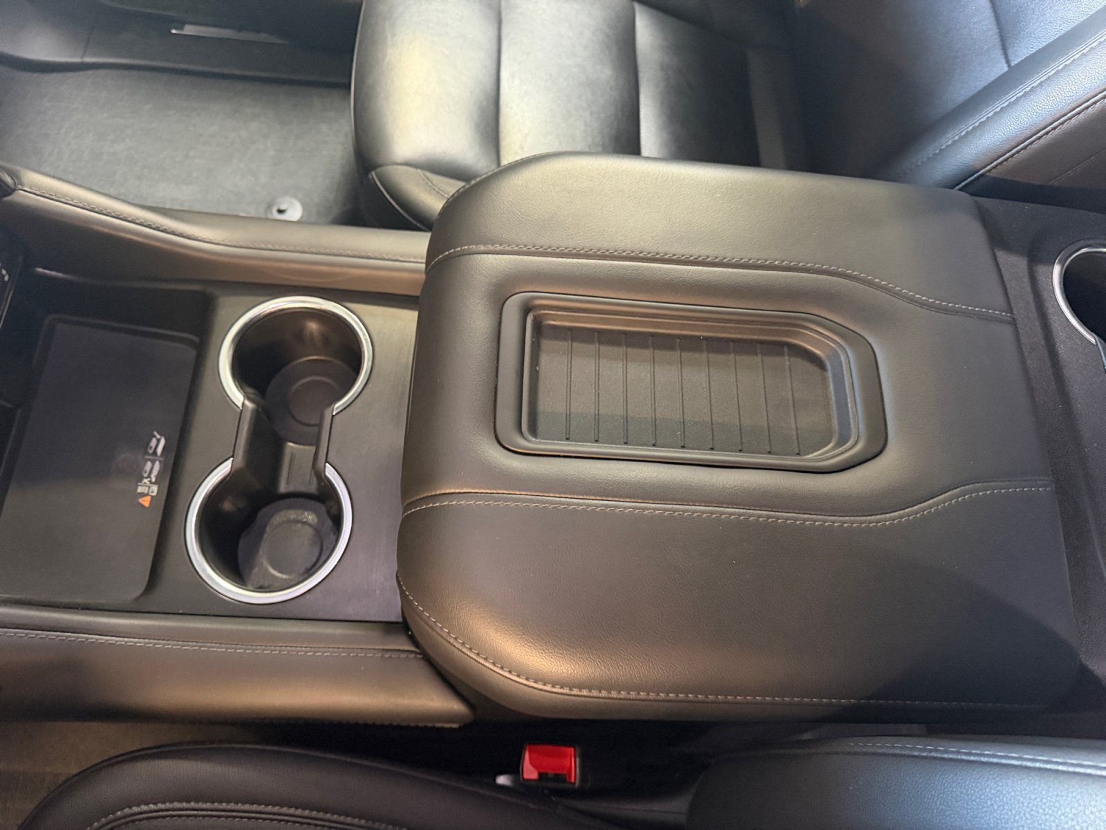 Used 2023 Chevrolet Tahoe Z71 w/ Luxury Package AWD/4WD image 15