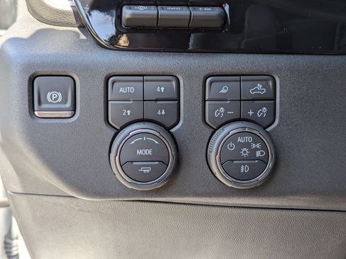 Used 2025 Chevrolet Silverado 1500 High Country AWD/4WD image 33