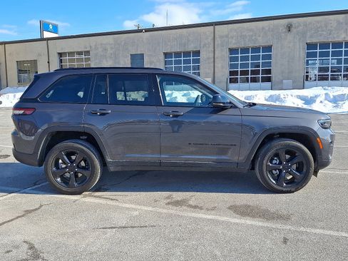 Used 2023 Jeep Grand Cherokee Altitude image 8
