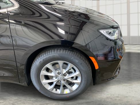 New 2026 Chrysler Pacifica Limited image 23