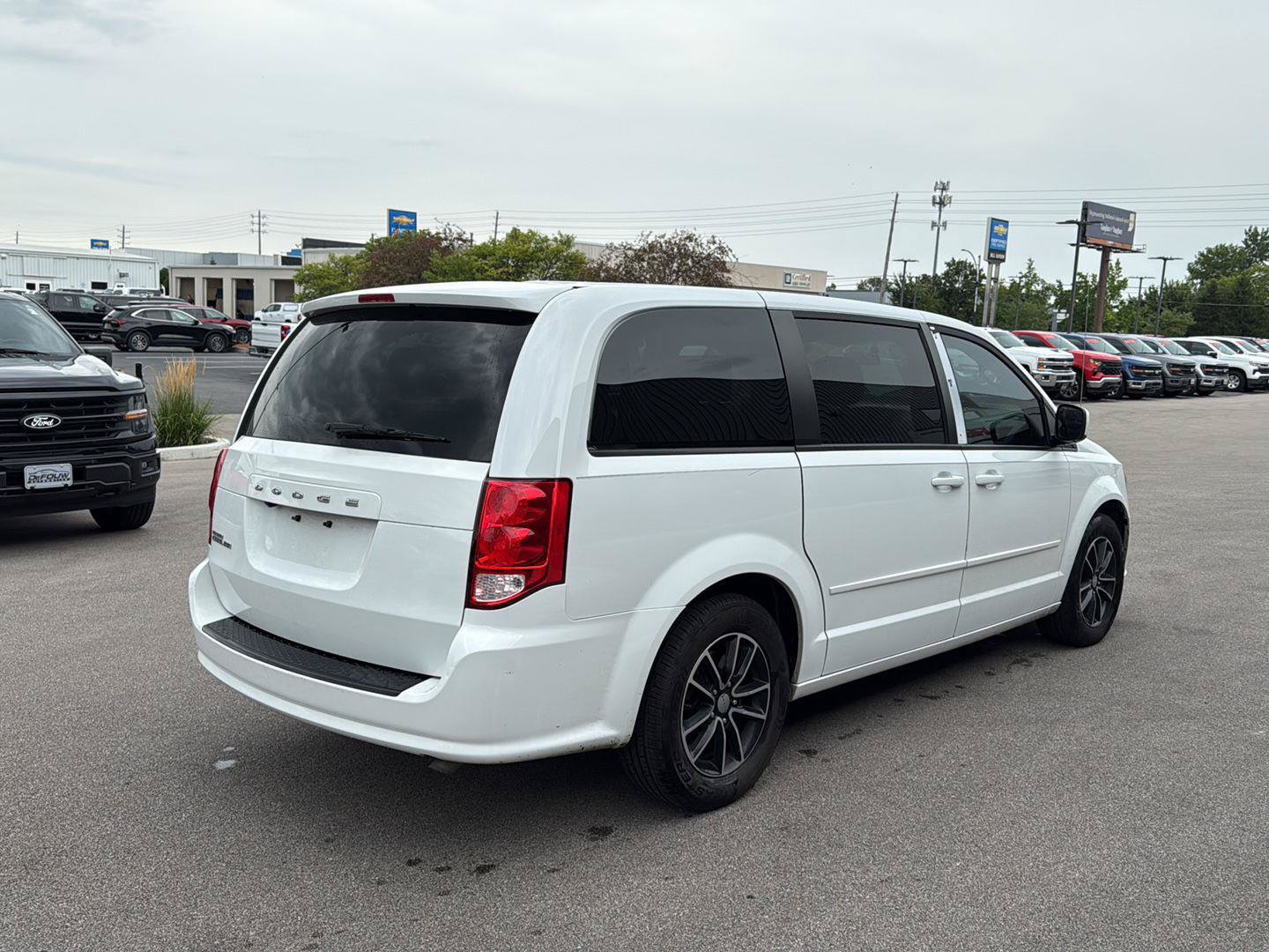 Used 2016 Dodge Grand Caravan SXT FWD image 3