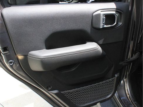 Used 2022 Jeep Wrangler Unlimited Sahara AWD/4WD image 31