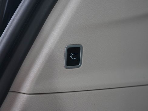 Used 2024 Chrysler Pacifica Limited FWD image 19