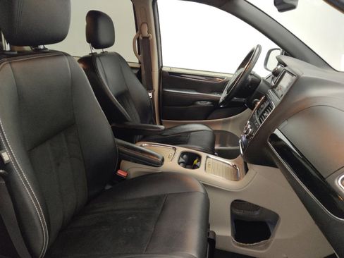 Used 2018 Dodge Grand Caravan SXT image 21