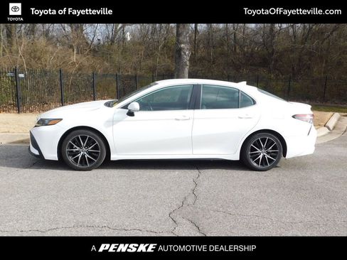 Used 2024 Toyota Camry SE image 2