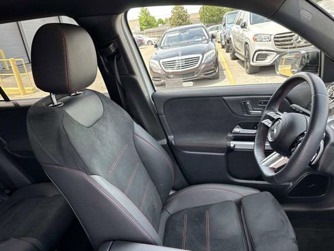 Used 2025 Mercedes-Benz GLB 250 image 11