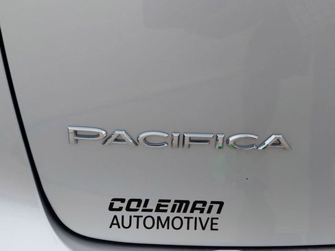 Used 2024 Chrysler Pacifica Touring-L FWD image 19