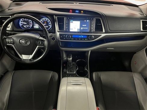 Used 2017 Toyota Highlander image 11