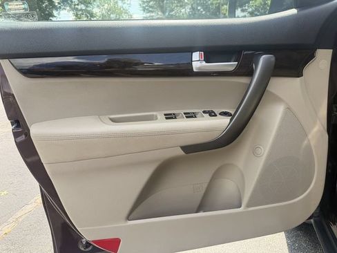 Used 2014 Kia Sorento LX w/ Premium Package FWD image 11