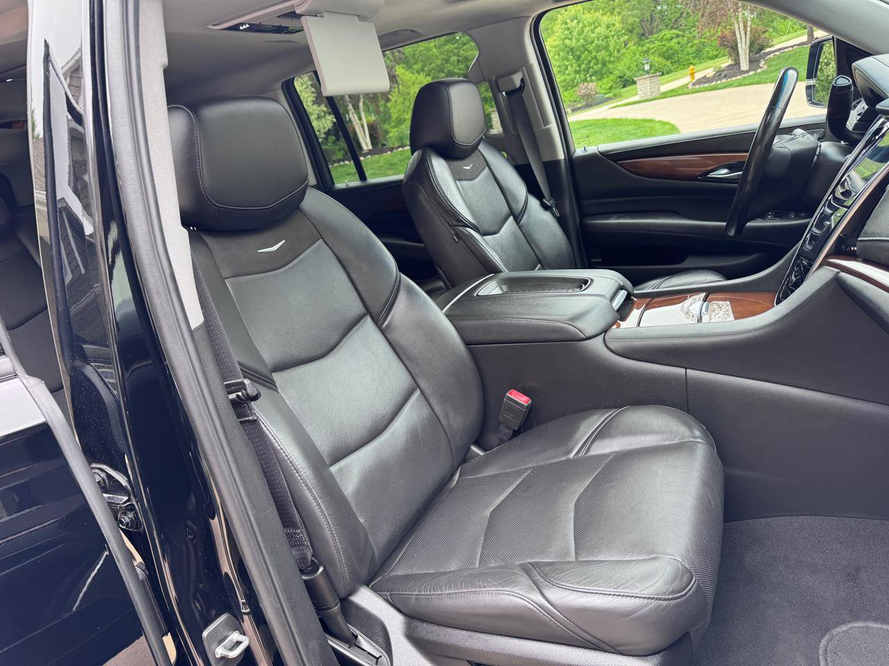 Used 2019 Cadillac Escalade ESV Luxury w/ Escalade Sport Edition AWD/4WD image 27