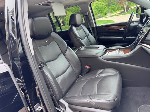 Used 2019 Cadillac Escalade ESV Luxury w/ Escalade Sport Edition AWD/4WD image 27