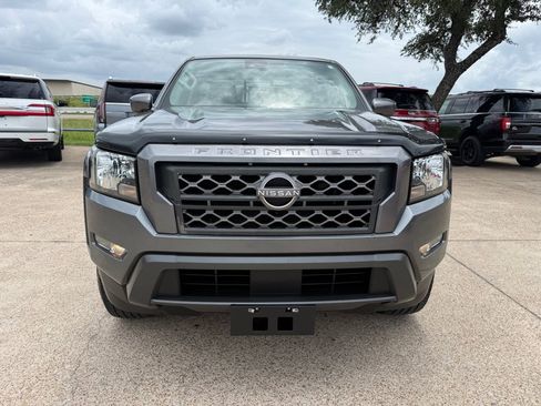 Used 2022 Nissan Frontier SV RWD image 2