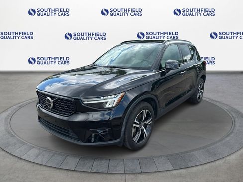 Used 2023 Volvo XC40 B5 Plus AWD/4WD image 2