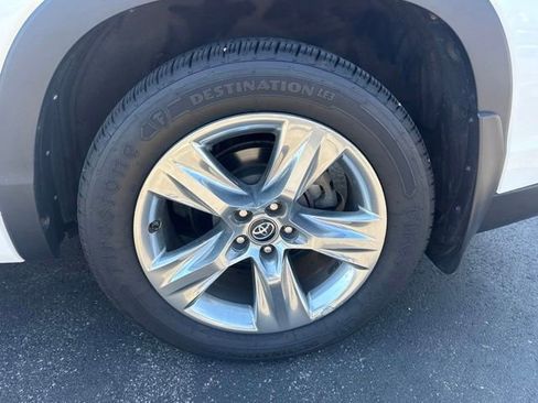 Used 2017 Toyota Highlander Limited AWD/4WD image 18
