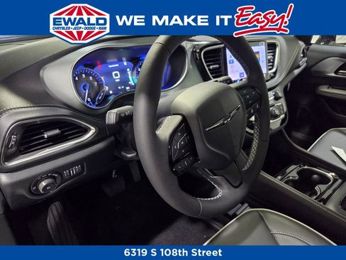 New 2026 Chrysler Pacifica Limited w/ S Appearance Package image 6