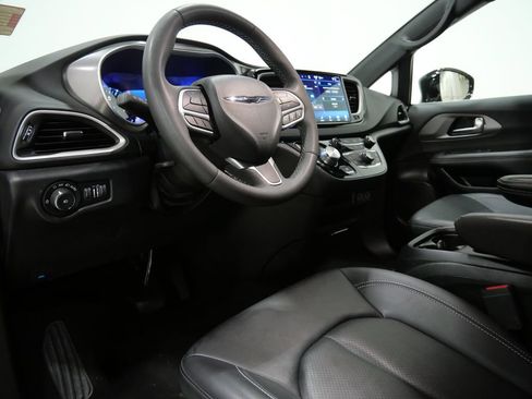 Used 2025 Chrysler Pacifica Select FWD image 11