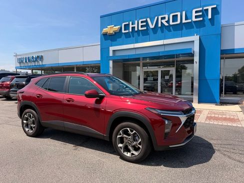 Used 2025 Chevrolet Trax LT w/ Driver Confidence Package FWD image 1