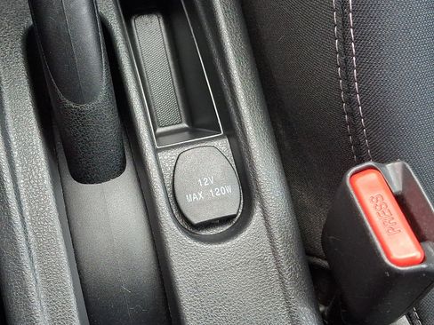 Used 2014 Nissan Versa SV FWD image 24