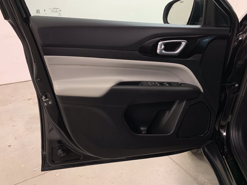 Used 2023 Jeep Compass Limited AWD/4WD image 17