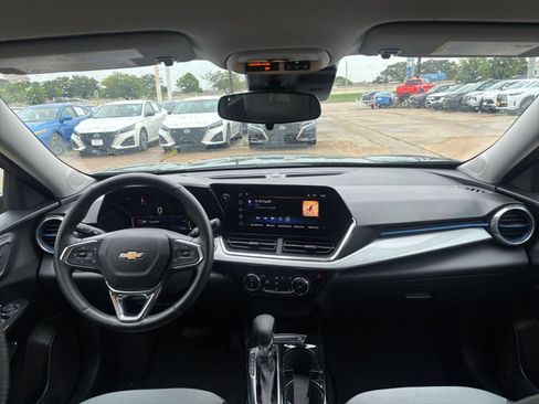 Used 2025 Chevrolet Trax LT w/ LT Convenience Package FWD image 32