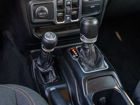 Used 2024 Jeep Gladiator Sport AWD/4WD image 30