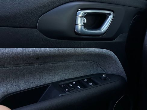 Used 2025 Jeep Compass Latitude image 20