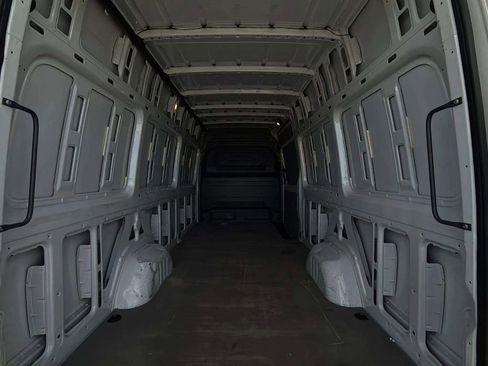 Used 2022 Mercedes-Benz Sprinter 2500 image 9