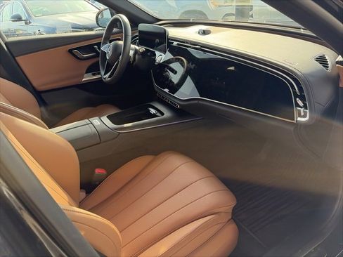 Used 2025 Mercedes-Benz E 350 Sedan image 9