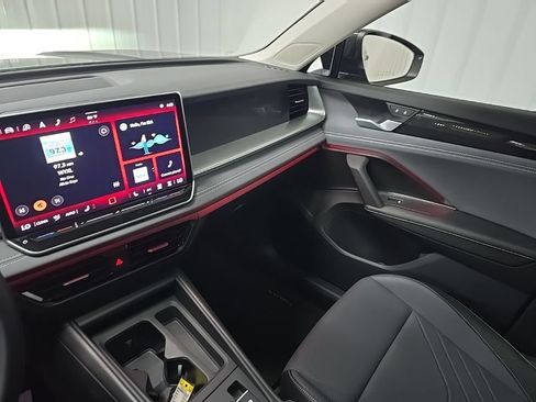 Used 2025 Volkswagen Tiguan SE w/ Panoramic Sunroof Package AWD/4WD image 25