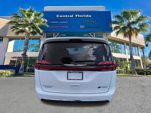 Certified 2024 Chrysler Pacifica Limited FWD image 5