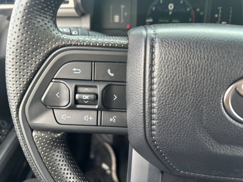 Certified 2025 Toyota Tacoma SR5 AWD/4WD image 17