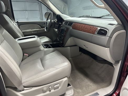 Used 2008 Chevrolet Suburban LT AWD/4WD image 6