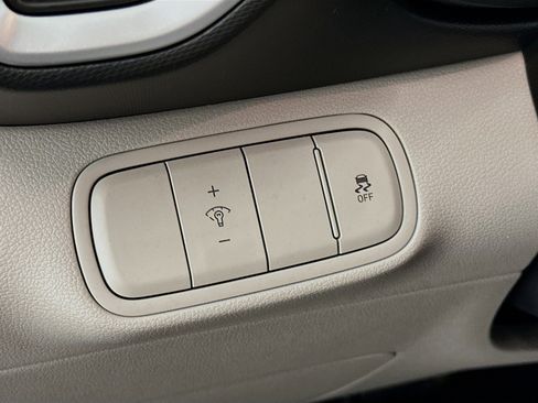 Used 2025 Hyundai Venue SEL image 17