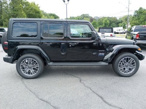 Used 2023 Jeep Wrangler Unlimited Sahara w/ Cold Weather Group image 6