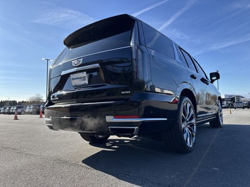 Used 2025 Cadillac Escalade Premium Luxury w/ Touring Package image 10