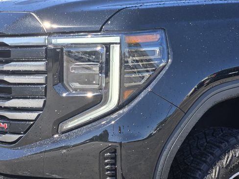 Used 2025 GMC Sierra 1500 AT4 w/ AT4 Premium Package AWD/4WD image 5