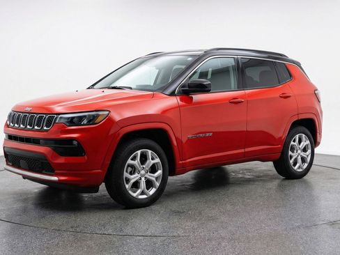 Used 2025 Jeep Compass Latitude AWD/4WD image 3