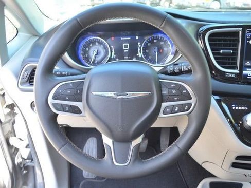 Used 2022 Chrysler Pacifica Touring-L FWD image 19