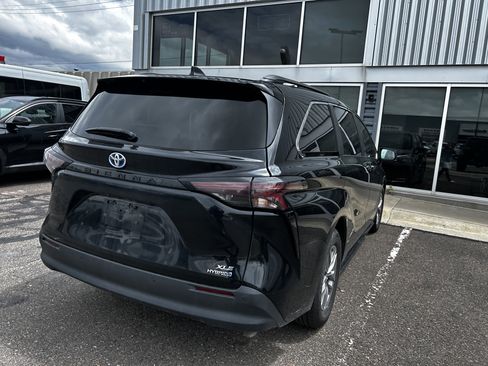 Used 2024 Toyota Sienna XLE FWD image 5