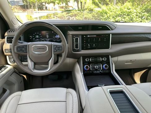 Used 2024 GMC Yukon Denali w/ Denali Reserve Package RWD image 28