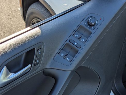 Used 2017 Volkswagen Tiguan S image 11