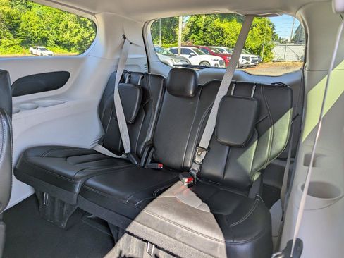 Used 2023 Chrysler Pacifica Touring-L FWD image 31