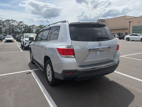 Used 2012 Toyota Highlander FWD w/ Tech Pkg image 3