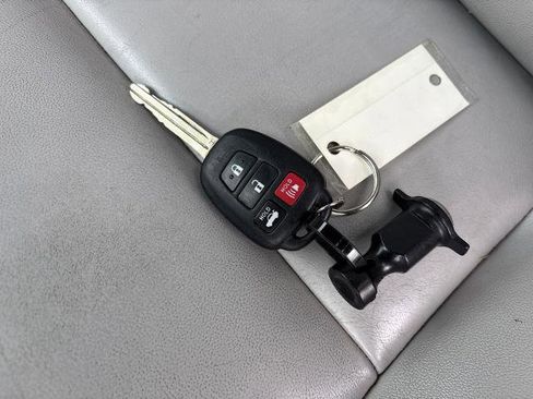 Used 2017 Toyota Camry XLE FWD image 29