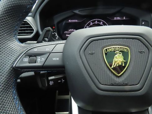 Used 2023 Lamborghini Urus S image 11