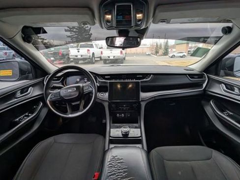 Used 2023 Jeep Grand Cherokee Laredo image 1