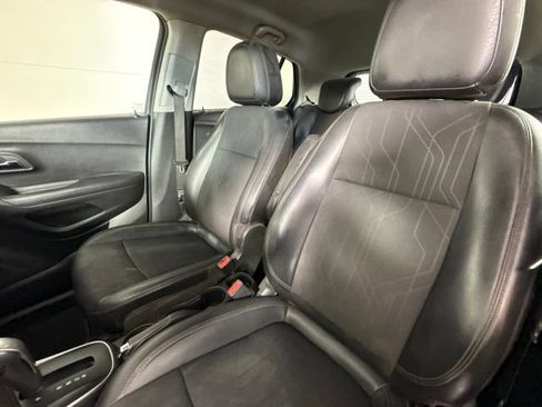 Used 2019 Chevrolet Trax LT w/ LT Convenience Package AWD/4WD image 16